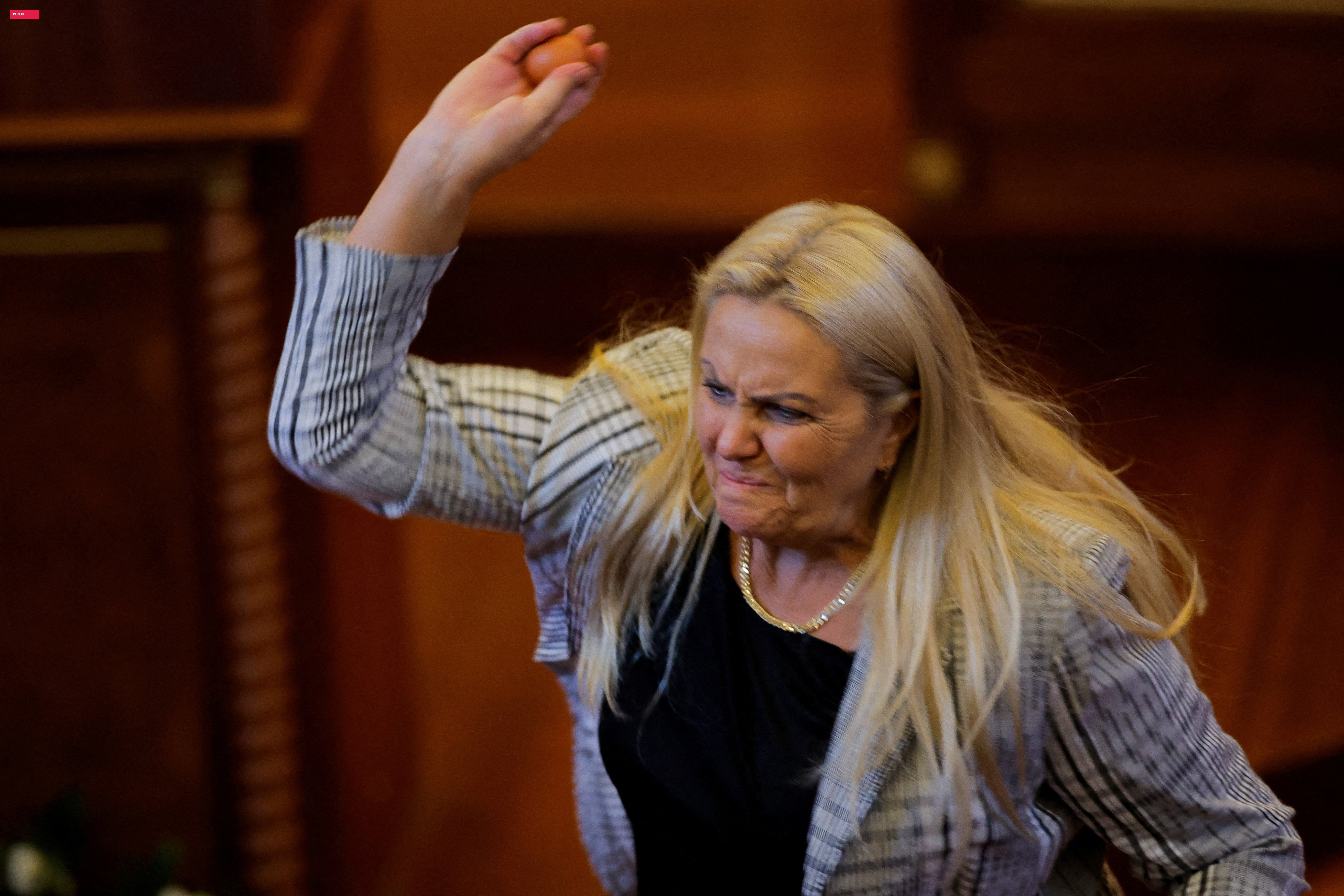 Deputada atira ovos contra premiê do Kosovo durante sessão no Parlamento