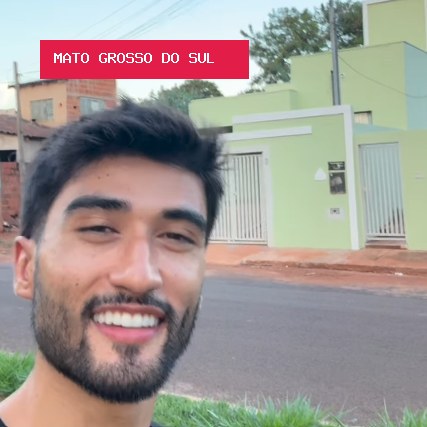 Em frente à casa da mãe, modelo manda recado ao pai que o abandonou