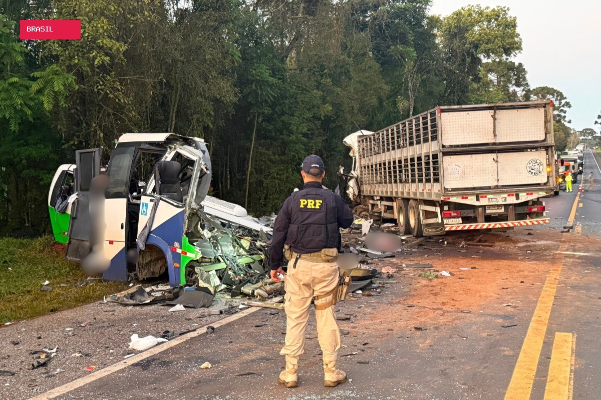 Acidente com 23 mortos e 5 feridos no PR: PRF diz que caminhão invadiu pista contrária e bateu de frente