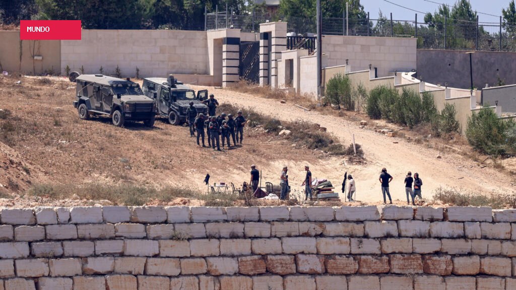 Israeli troops fail to remove settlers besieging Palestinian homes in West Bank village