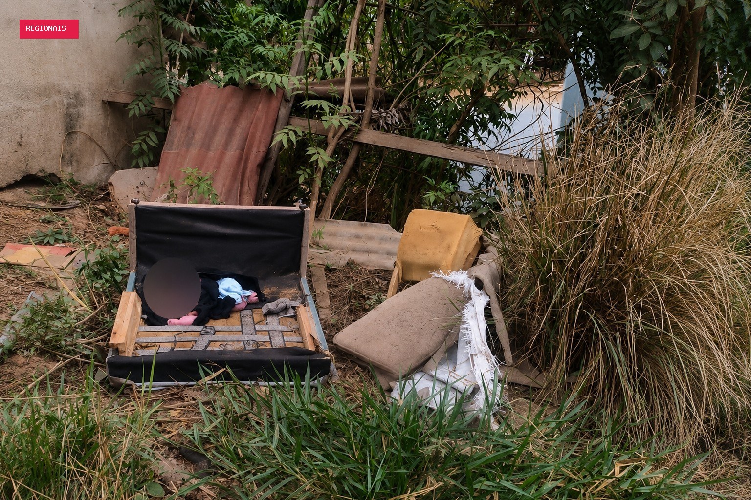 Mãe que abandonou recém-nascido sobre sofá em lote vago é presa na Grande BH