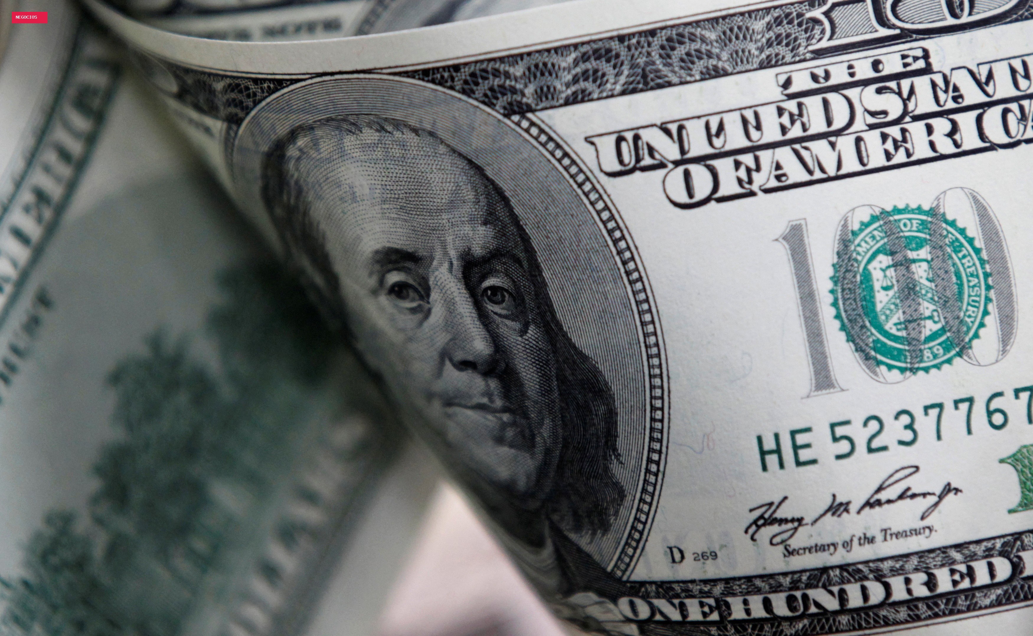 Dólar sobe e Ibovespa oscila, após inflação fraca nos EUA e bons dados do varejo brasileiro