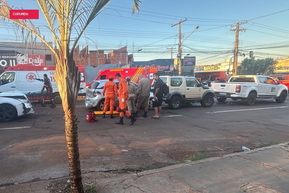 Acidente com quatro carros provoca engavetamento e deixa três feridos em Campo Grande