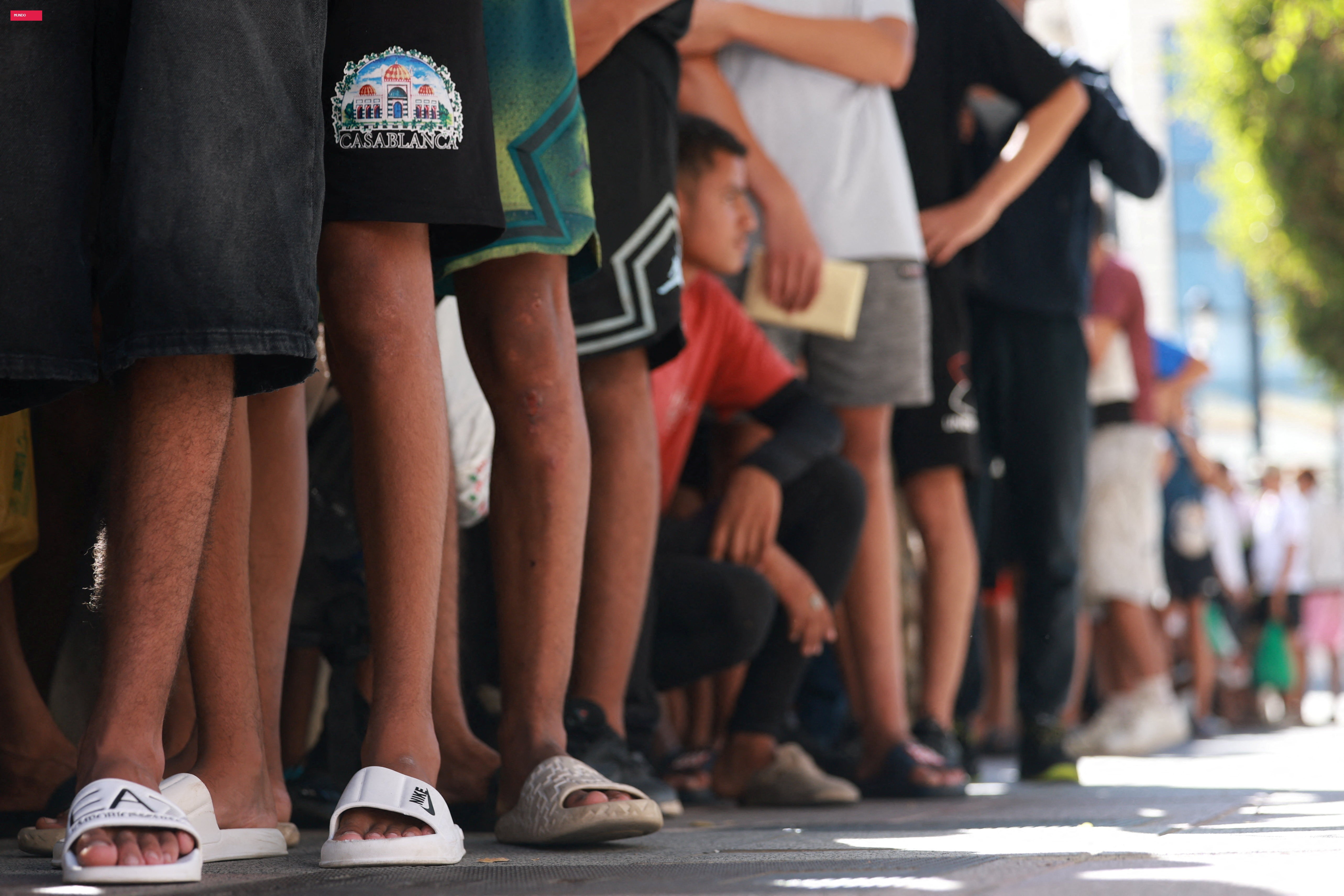 Crise em Ceuta: imigrantes menores de idade fazem fila para serem registradas