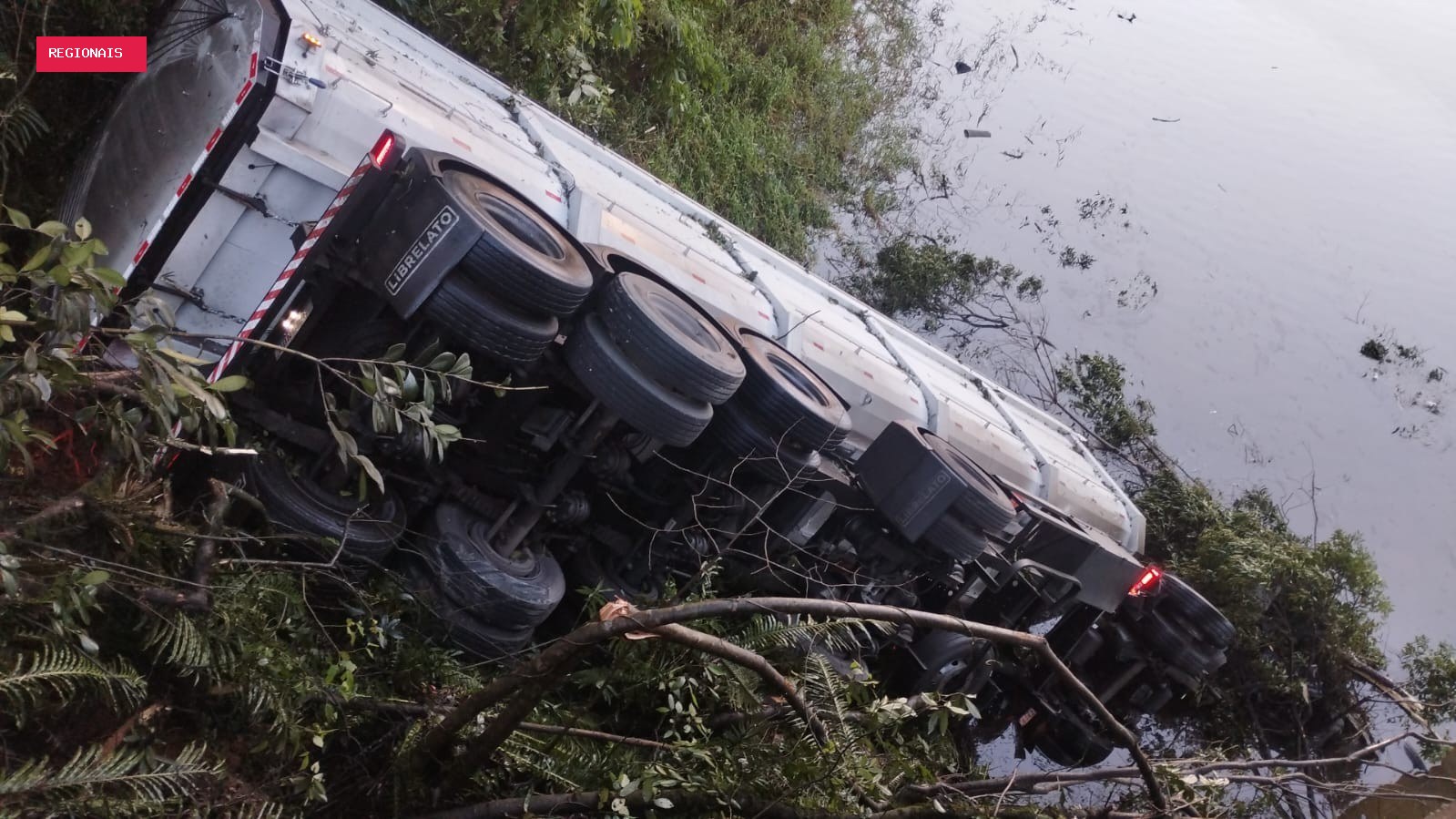 Caminhão cai em represa após sair de pista no Paraná, e motorista desaparece
