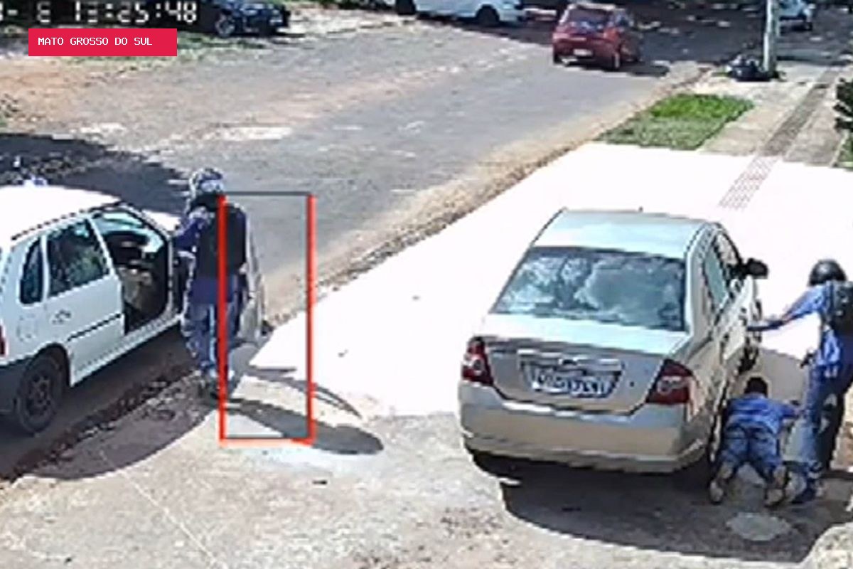 Entregador é rendido com arma, obrigado a deitar no chão e tem carro roubado em Campo Grande