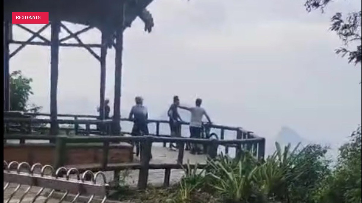 Vídeo mostra susto de ciclistas na Vista Chinesa ao ver helicóptero caindo