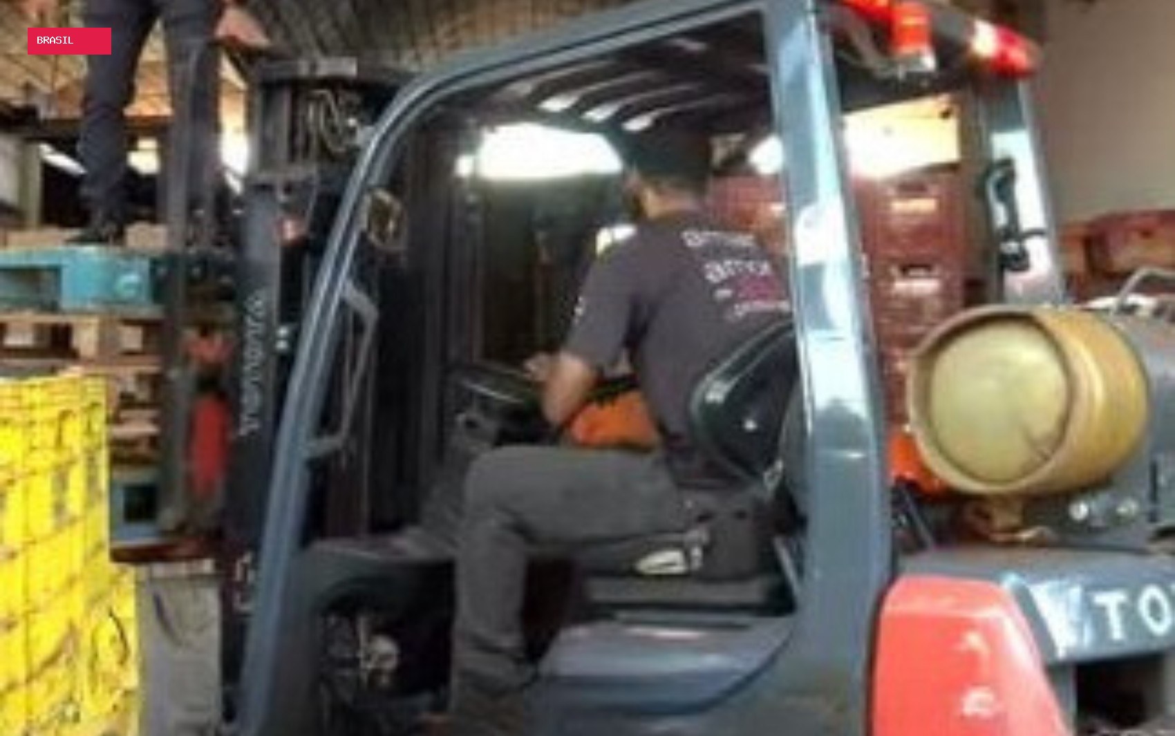 Incêndio atinge Ceasa, e empilhadeira é usada para salvar mulheres; vídeo