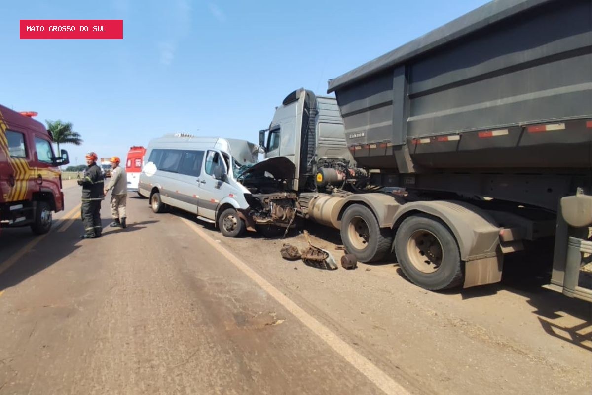 Sete pessoas ficam feridas em acidente entre van e dois caminhões na BR-376