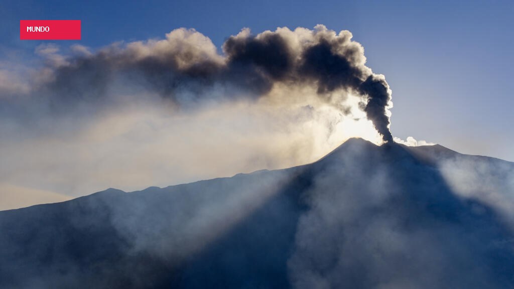 Cinzas do vulcão Etna interrompem voos no aeroporto de Catânia, na Itália