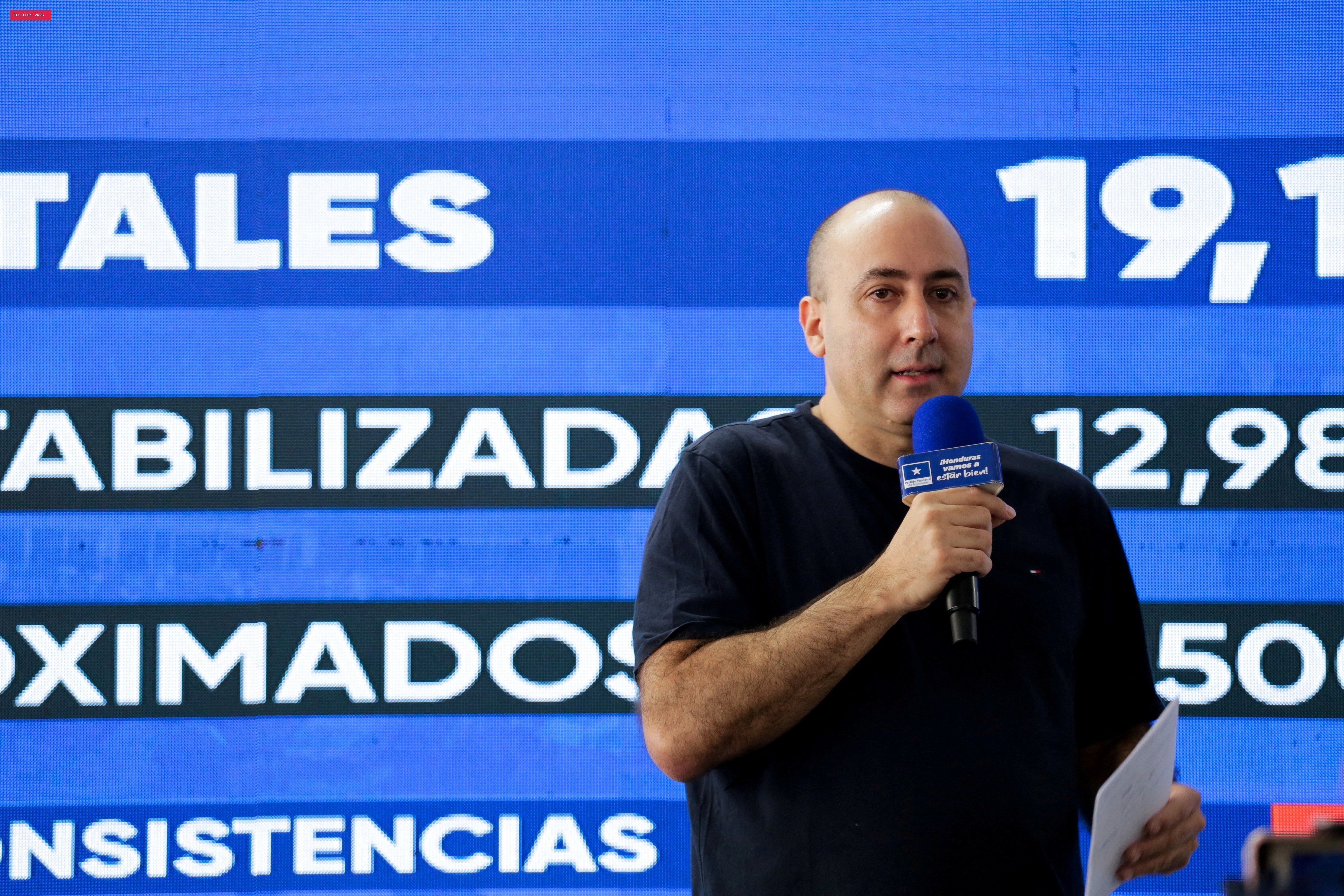Quem é Fernando Cerimedo, o influencer argentino próximo a Eduardo Bolsonaro que preso na Bolívia