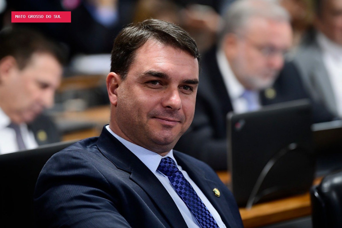 Flávio Bolsonaro não consegue registrar candidatura após aparecer filiado ao Missão