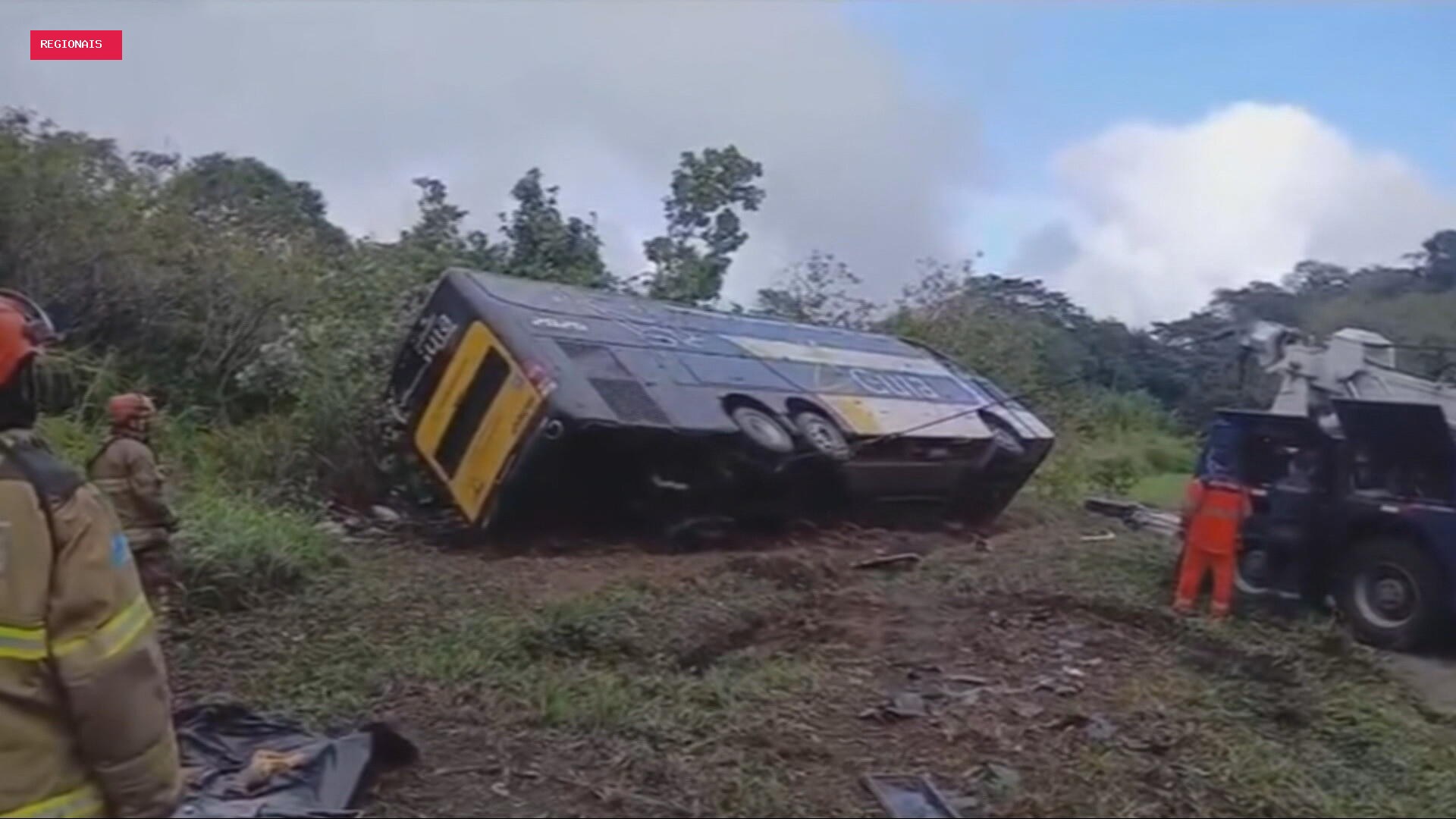 Quatro feridos em acidente com ônibus que matou 10 na Serra de Petrópolis são levados para hospital em BH