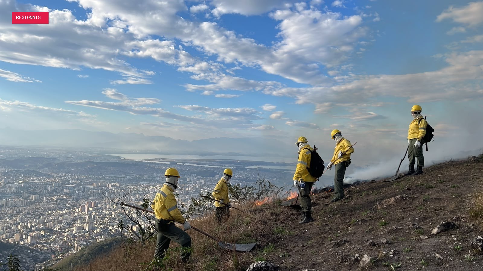Bombeiros são acionados para mais de 100 incêndios em vegetação em 1 dia; vídeo mostra fogo perto da Grajaú-Jacarepaguá