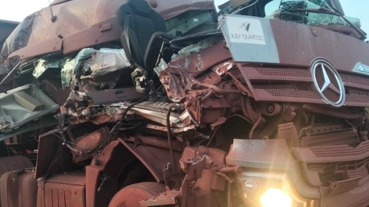 Cabine de carreta completamente destruída após colisão traseira na BR-262, perto do Assentamento São Gabriel, em Corumbá