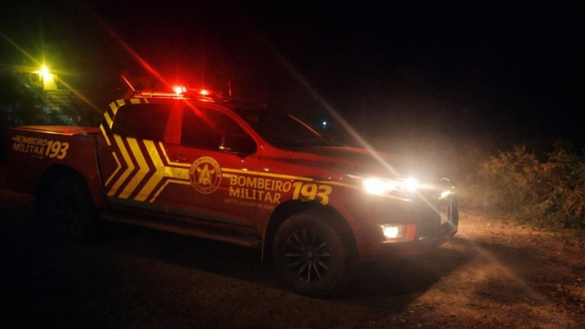 Viatura do Corpo de Bombeiros Militar com giroflex ligado durante atendimento noturno em Corumbá