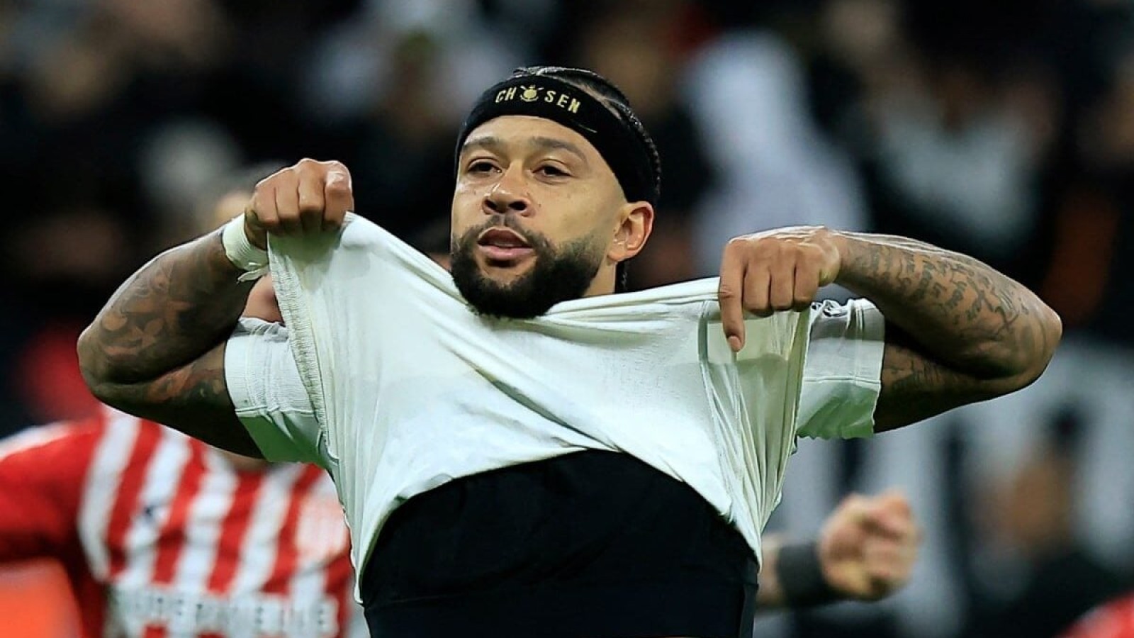 Memphis Depay desolado após pênalti perdido contra o Estudiantes