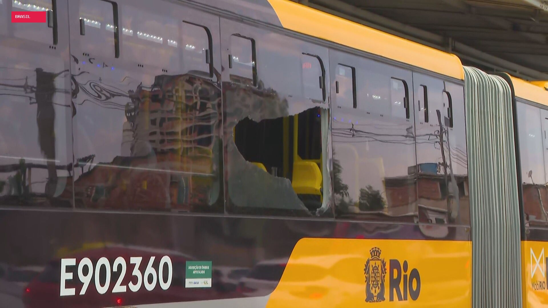 Passageiro morre após ser baleado dentro de ônibus do BRT em Jacarepaguá, Zona Sudoeste do Rio
