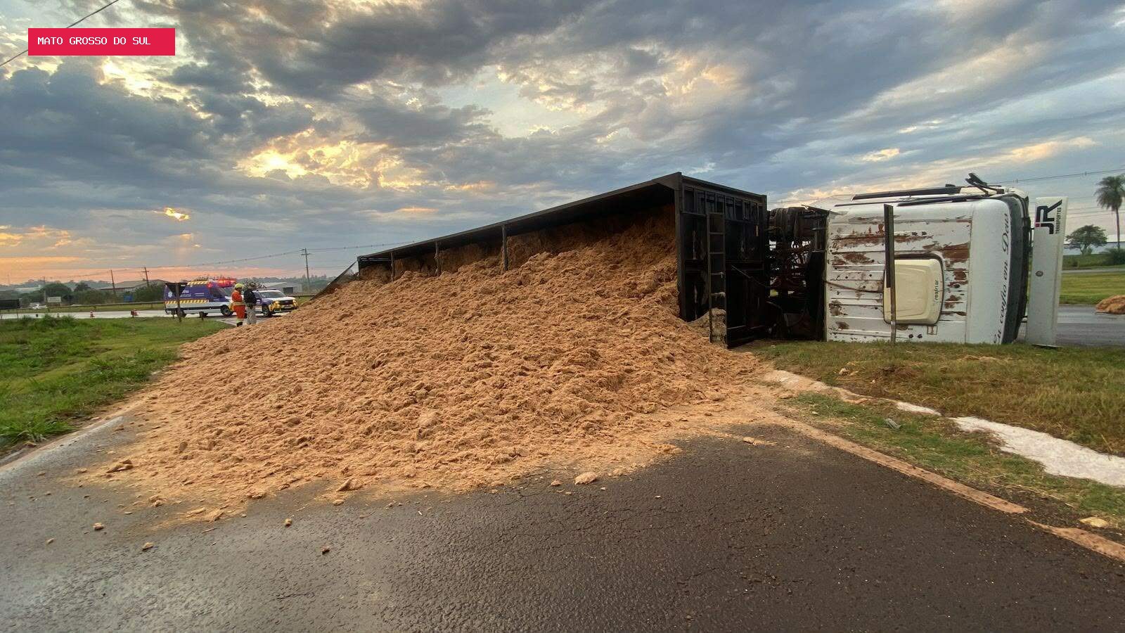 Carreta tomba em trevo da BR-163, espalha carga e provoca engarrafamento