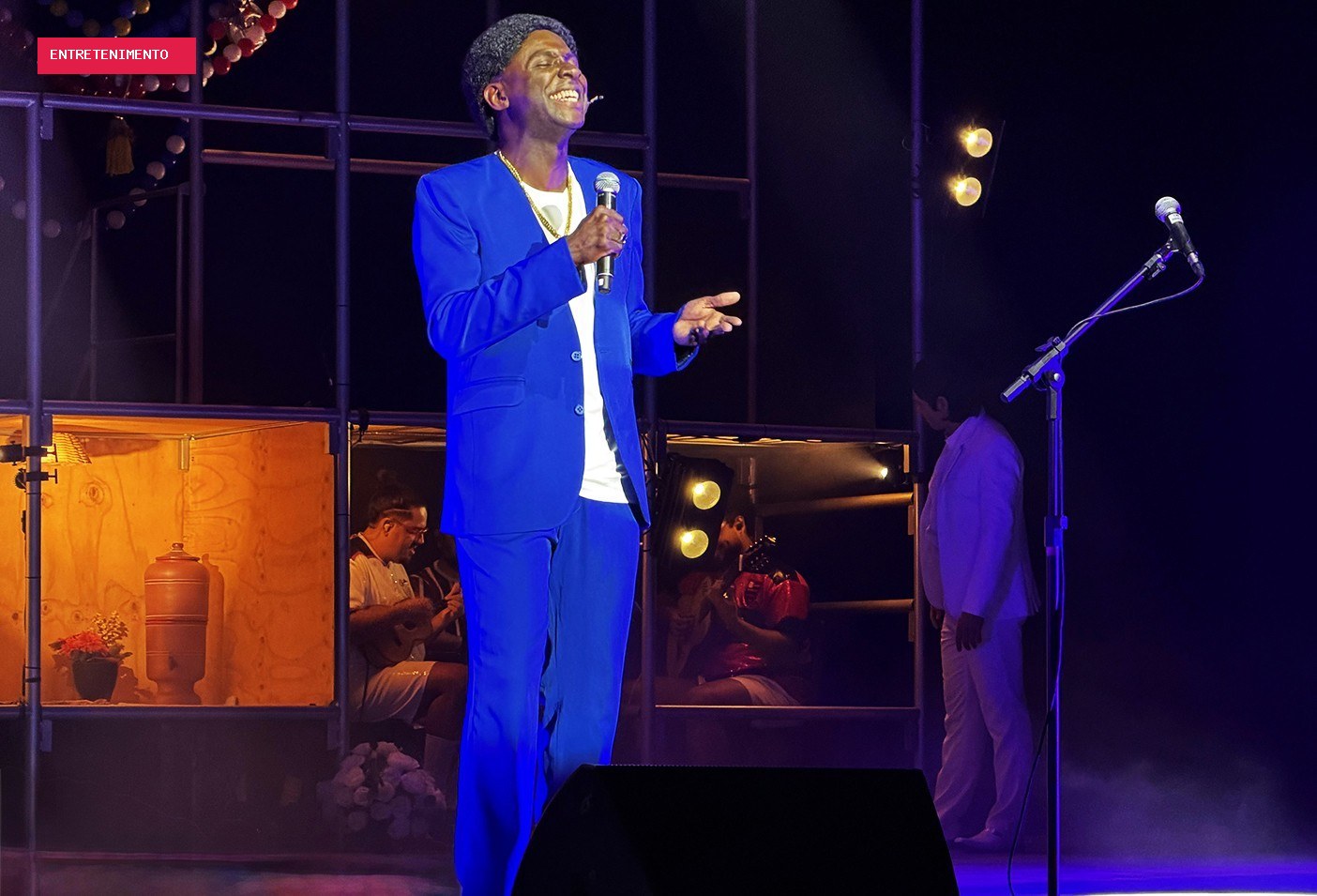 Apoteose de Neguinho da Beija-Flor chega à cena, sem atravessar o samba, em musical feito no molde