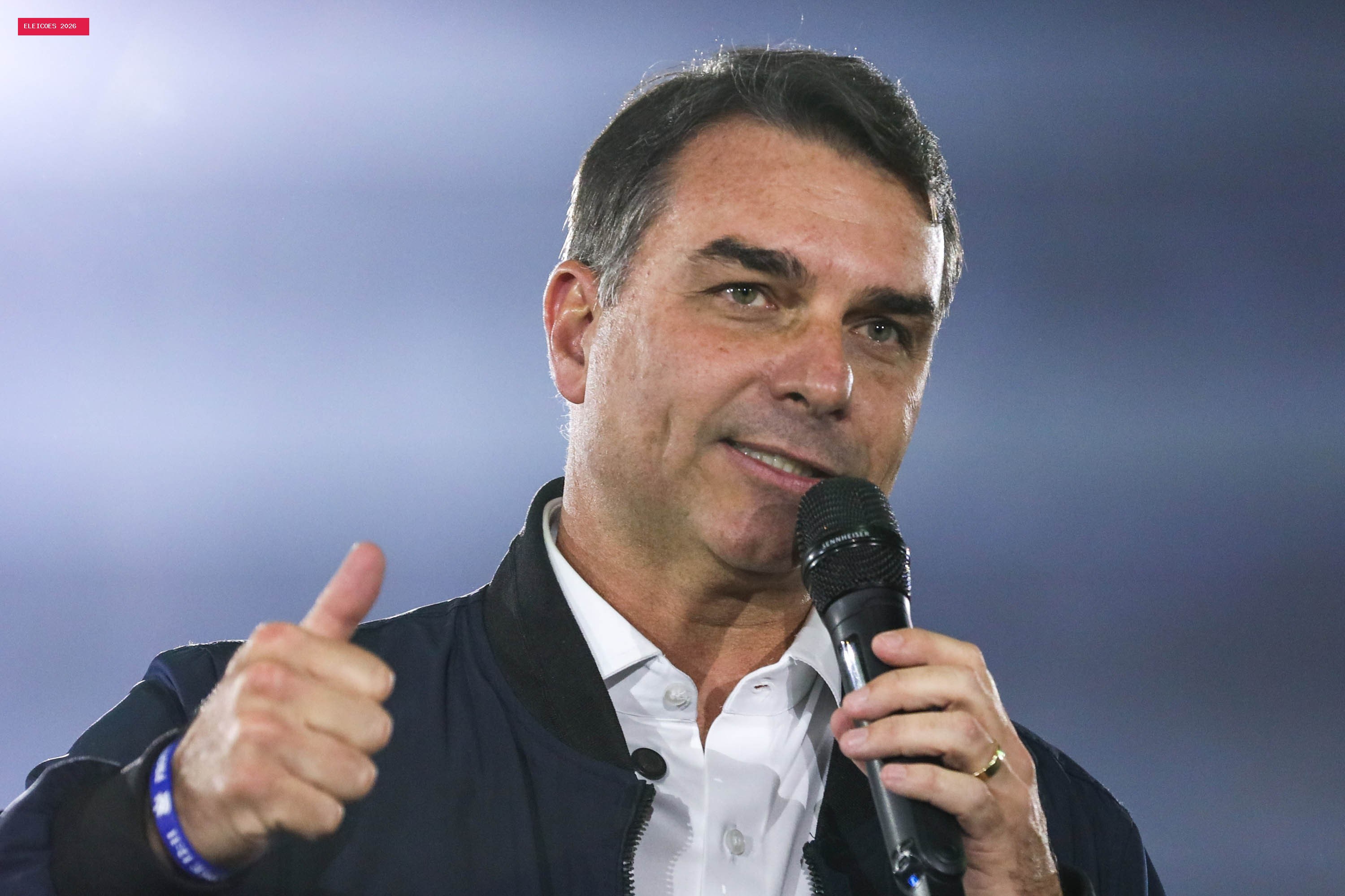 'Faltam 24 dias para a eleição, precisam inventar algo contra mim', diz Flávio Bolsonaro sobre ação da PF