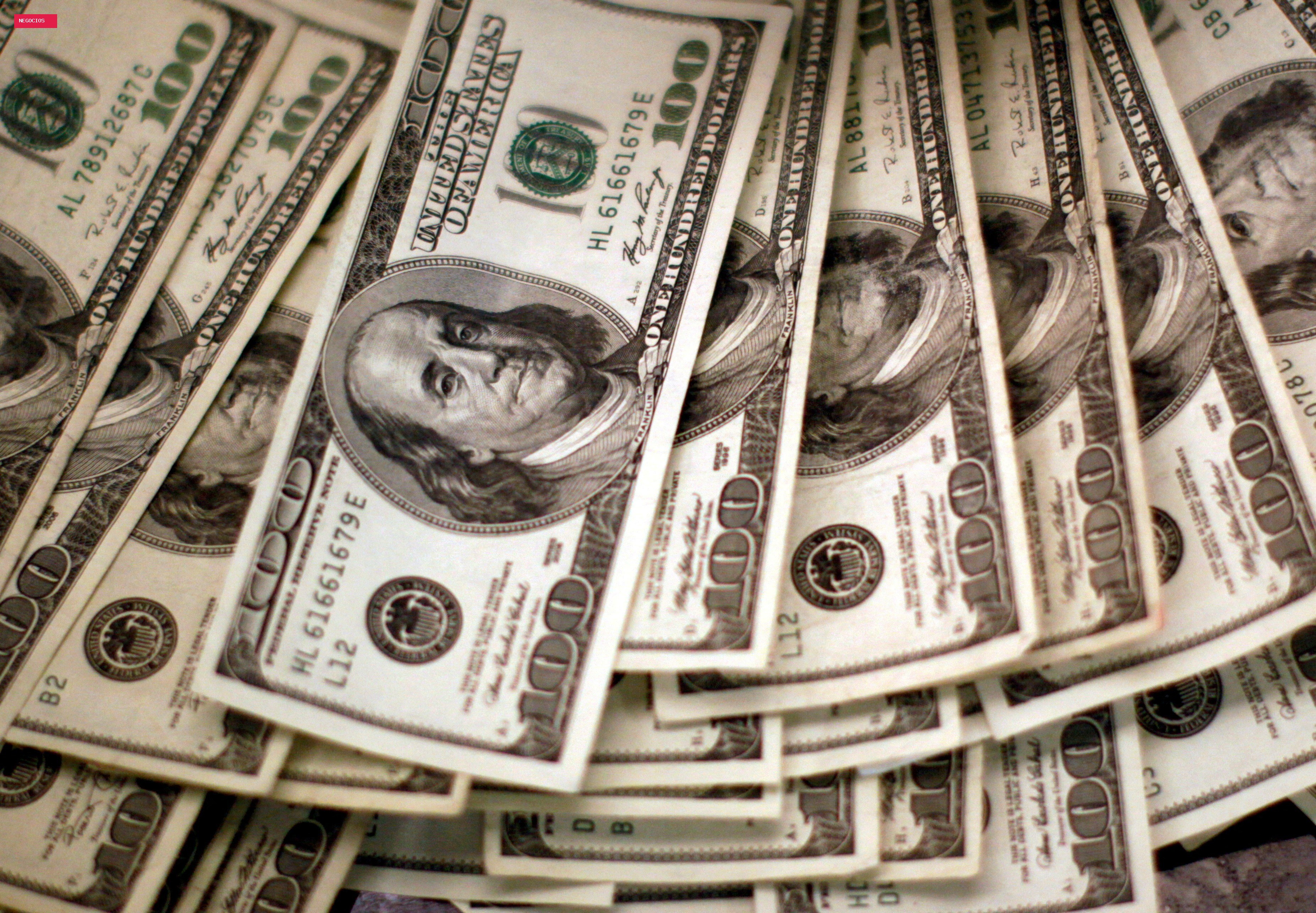 Dólar opera em queda, de olho em alta do petróleo e cenário eleitoral; Ibovespa sobe mais de 2%