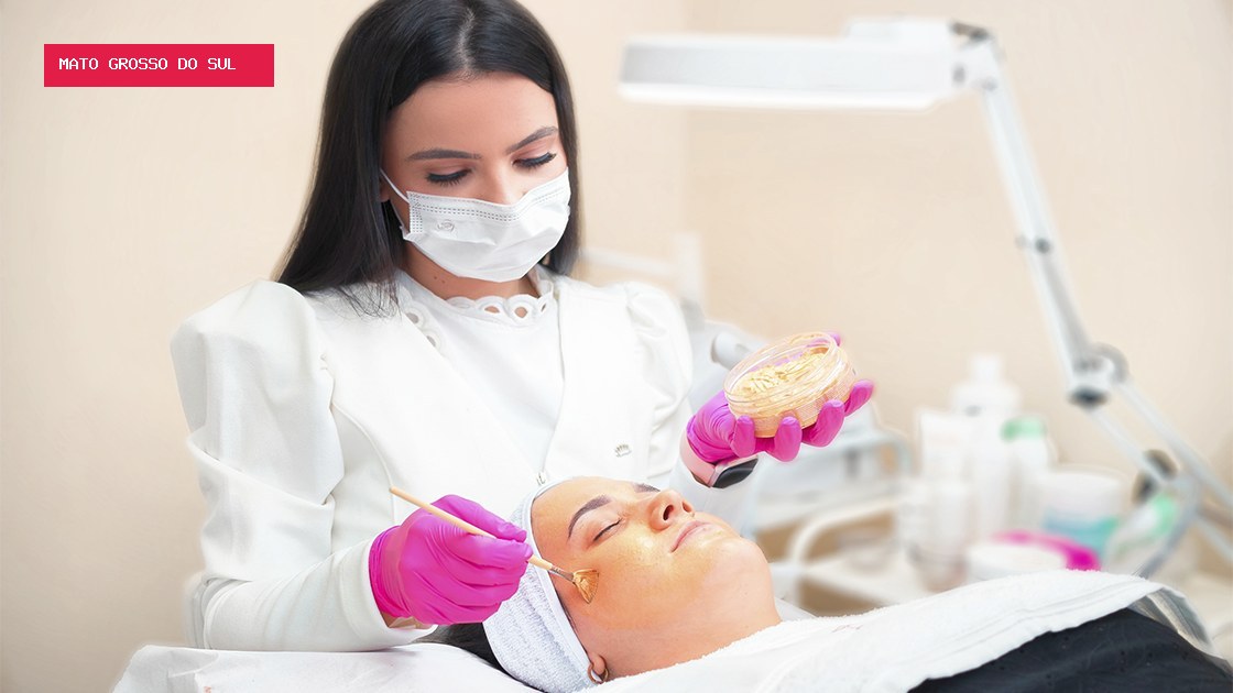 Cliente dorme enquanto tira cravos e esteticista transforma técnica em método