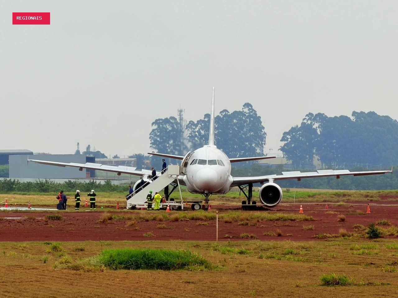 Companhias aéreas restringem pousos e decolagens com pista molhada em aeroporto do Paraná após avião da