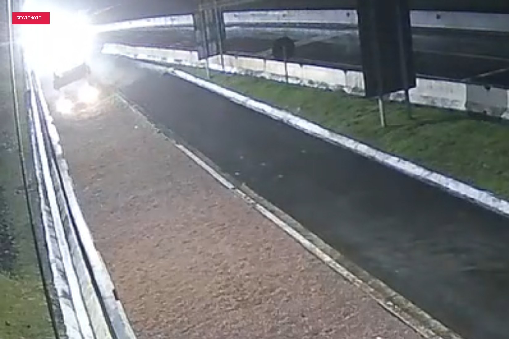 Caminhão carregado com cereais perde freio e entra em área de escape da BR-277, no Paraná