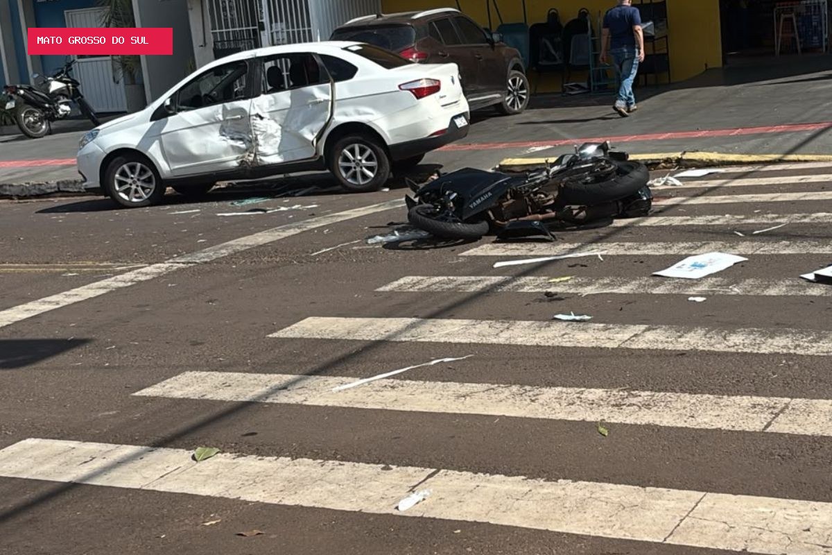 Conversão proibida causa batida violenta e motociclista é reanimado após acidente em Campo Grande