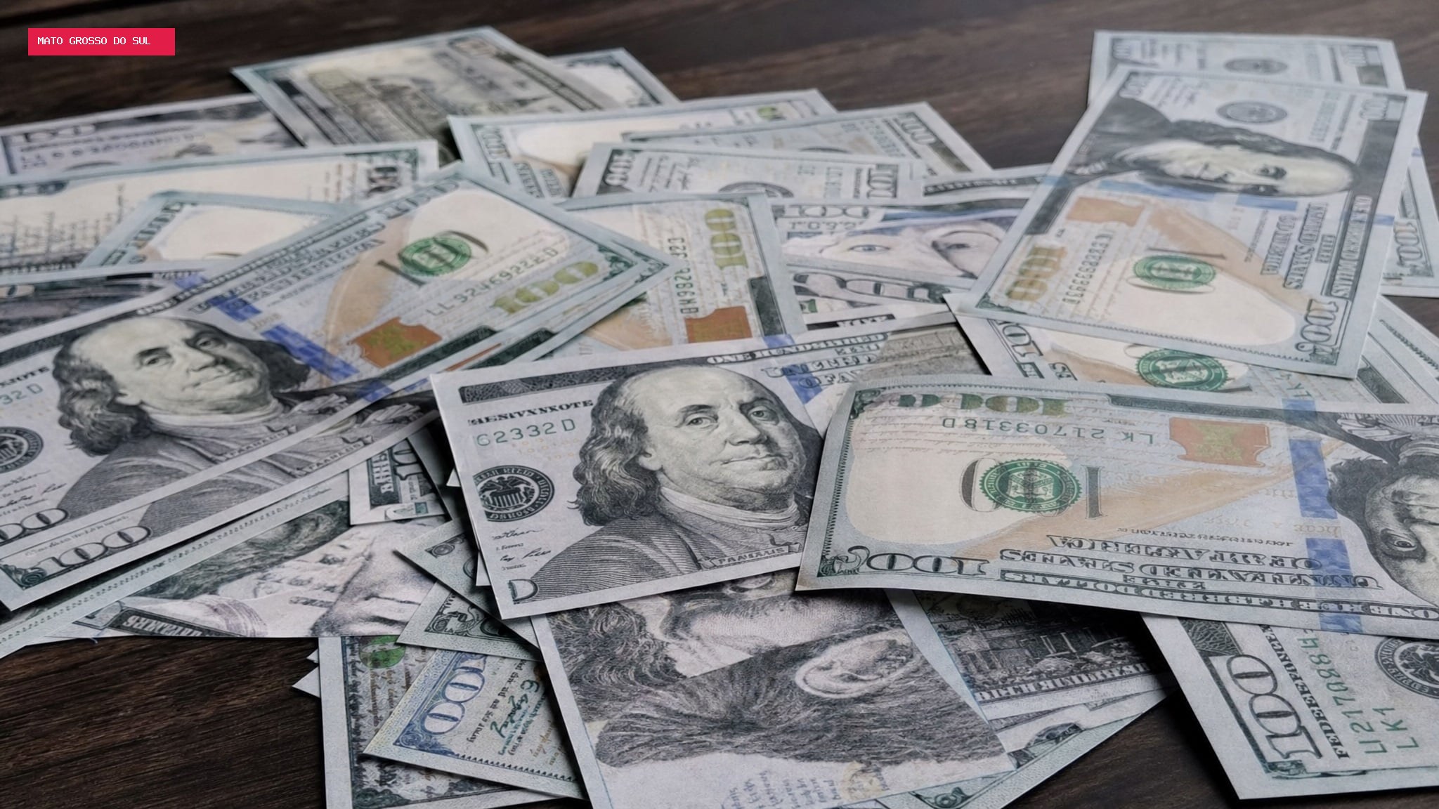 Dólar cai a R$ 5,08 e Ibovespa fecha no maior nível desde maio