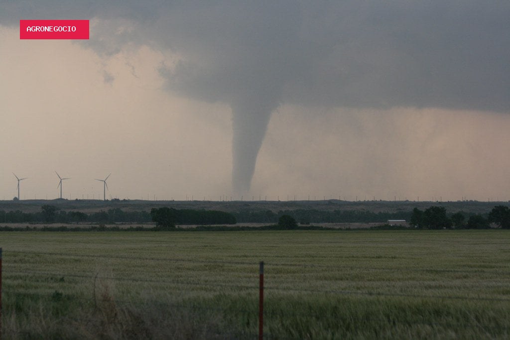 Tempestade deve trazer granizo e tornados para áreas de 3 regiões