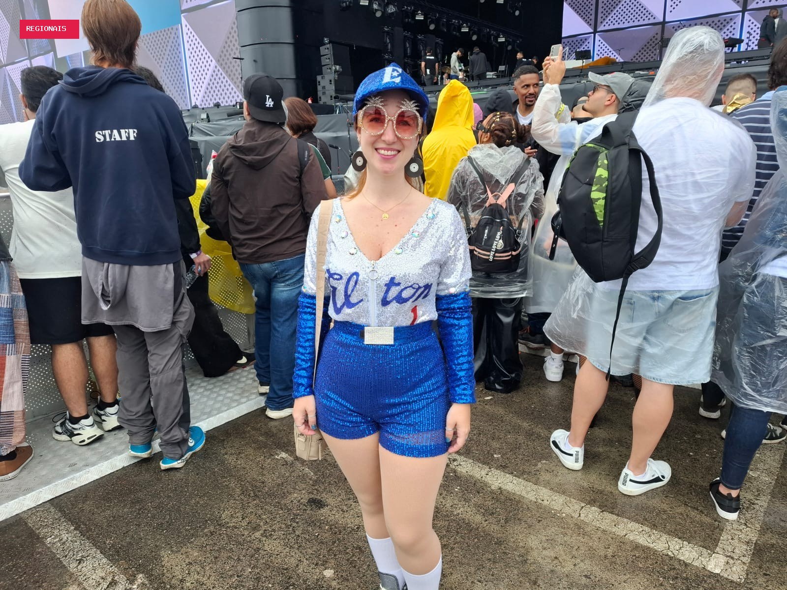 Fãs de Elton John vestem looks inspirados no cantor na Cidade do Rock