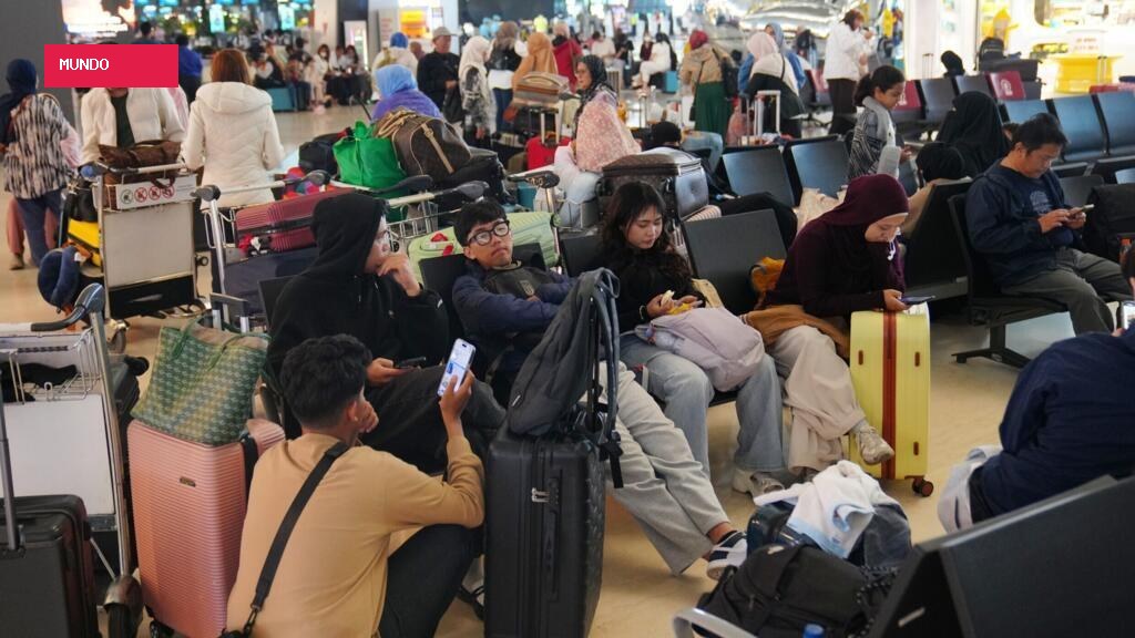Cinzas de vulcão mantêm principal aeroporto da Indonésia fechado e afetam centenas de milhares de viajantes
