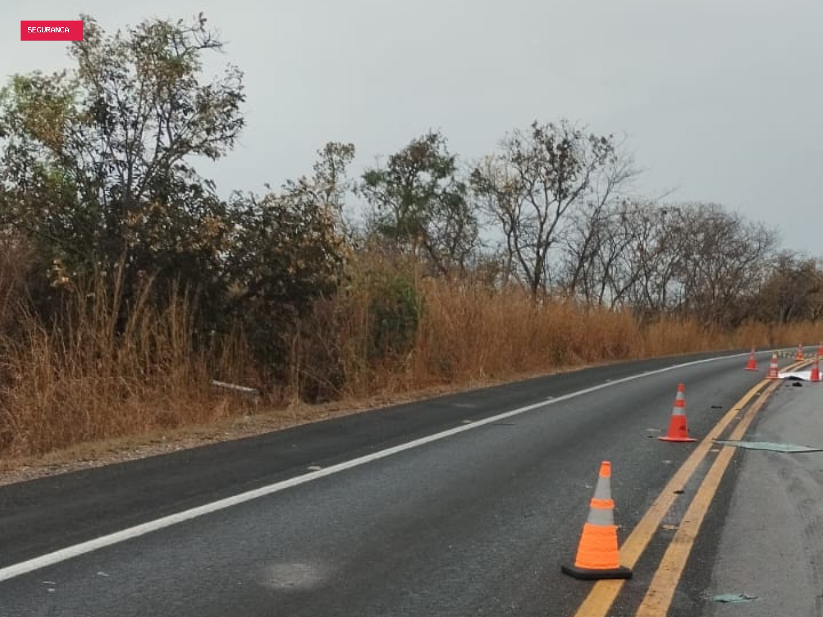 Adolescente morre após carro bater em carreta durante ultrapassagem na BR-135, em Bocaiuva