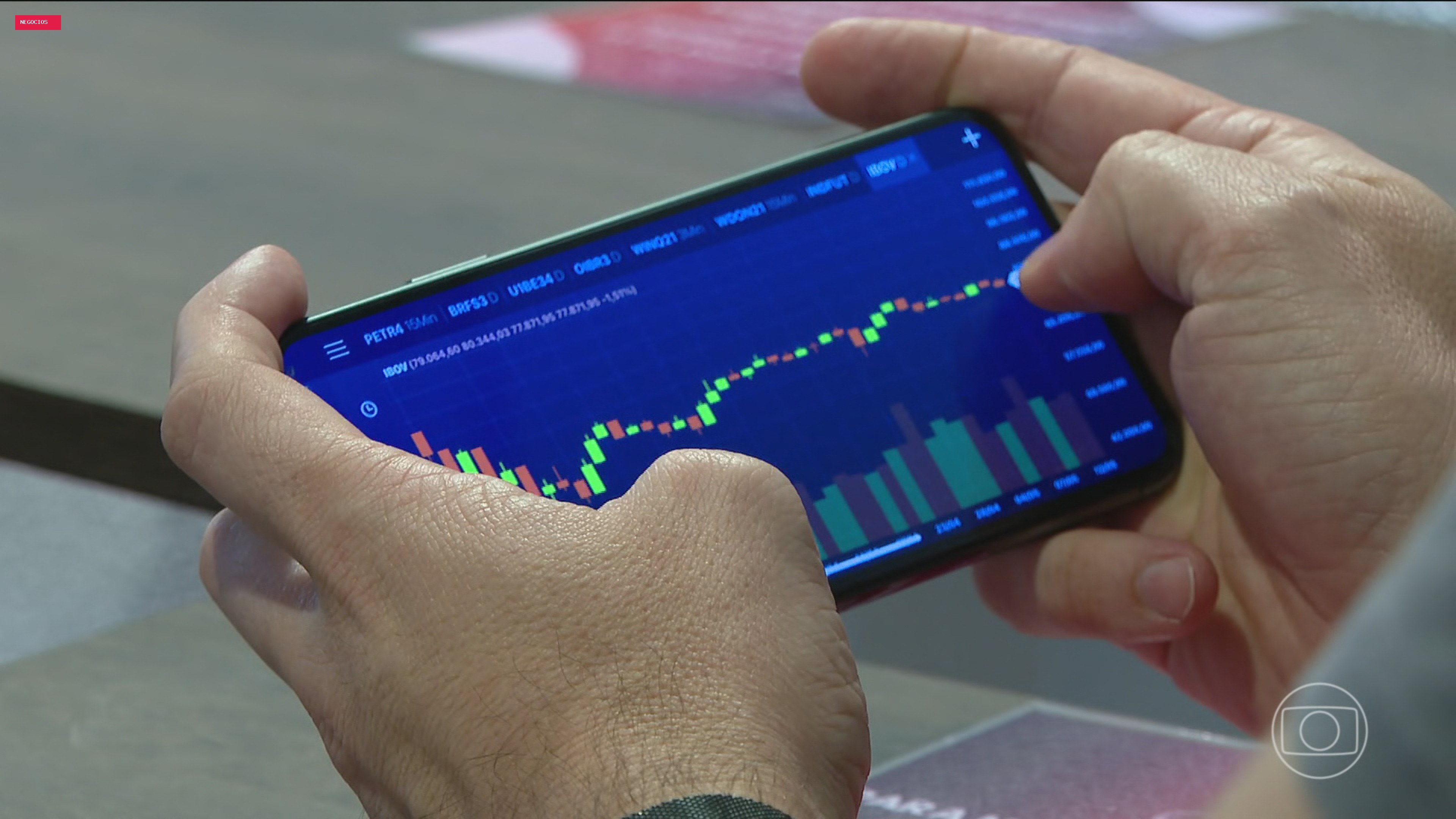 'Freio' na IA? Debate leva gigantes da tecnologia ao radar dos investidores; ações operam mistas