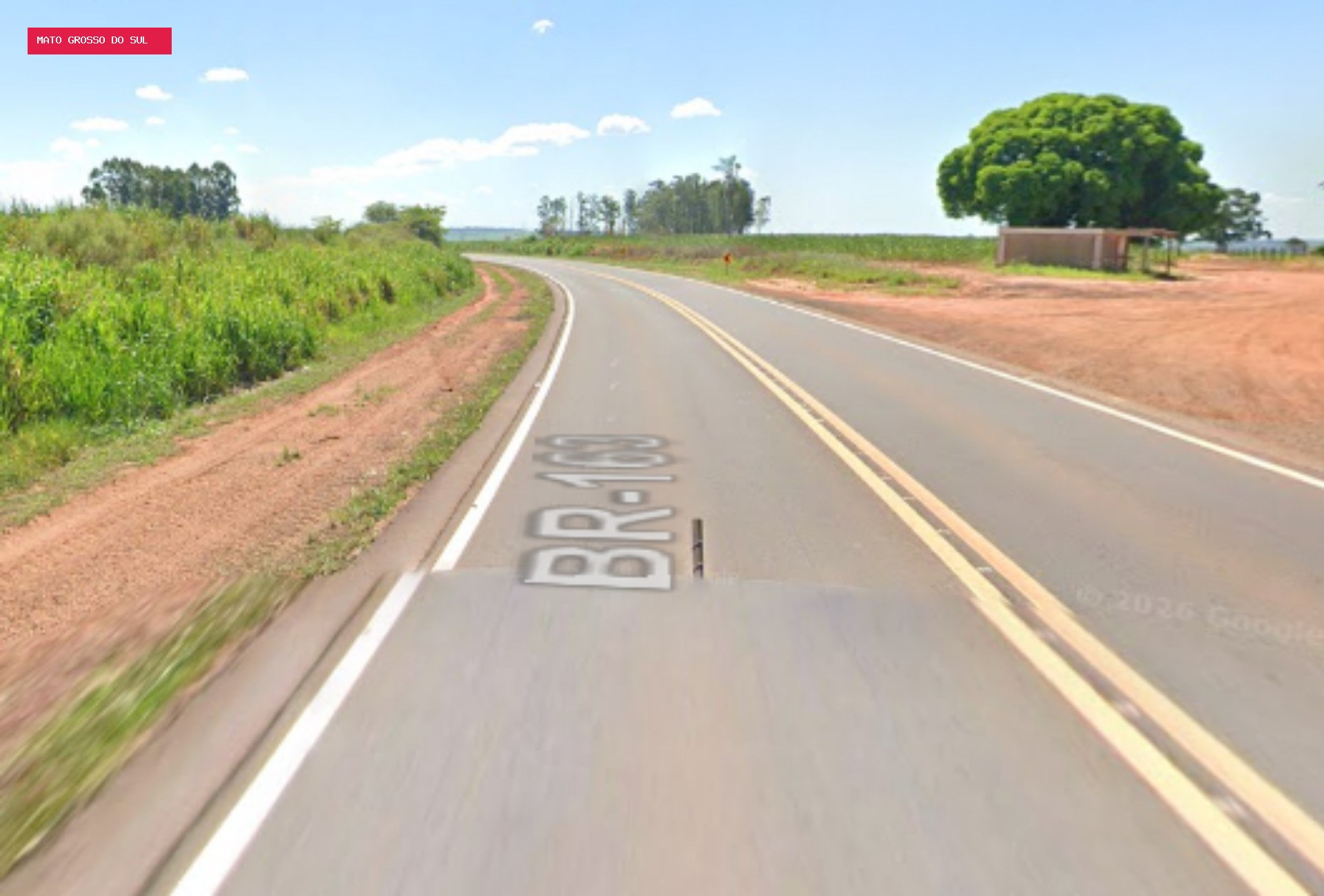Carro com quatro amigos capota na BR-163 e mulher morre em Eldorado