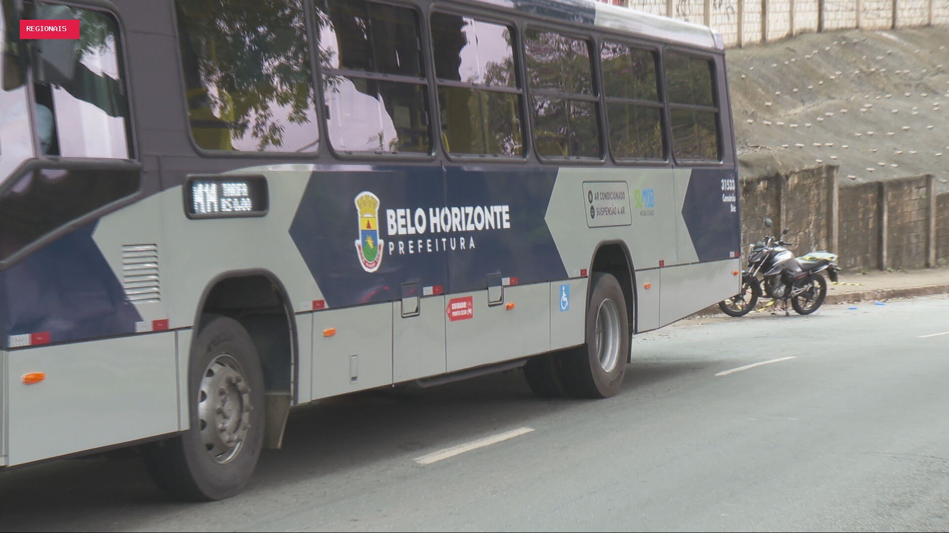 Garupa de moto morre em acidente envolvendo ônibus em BH
