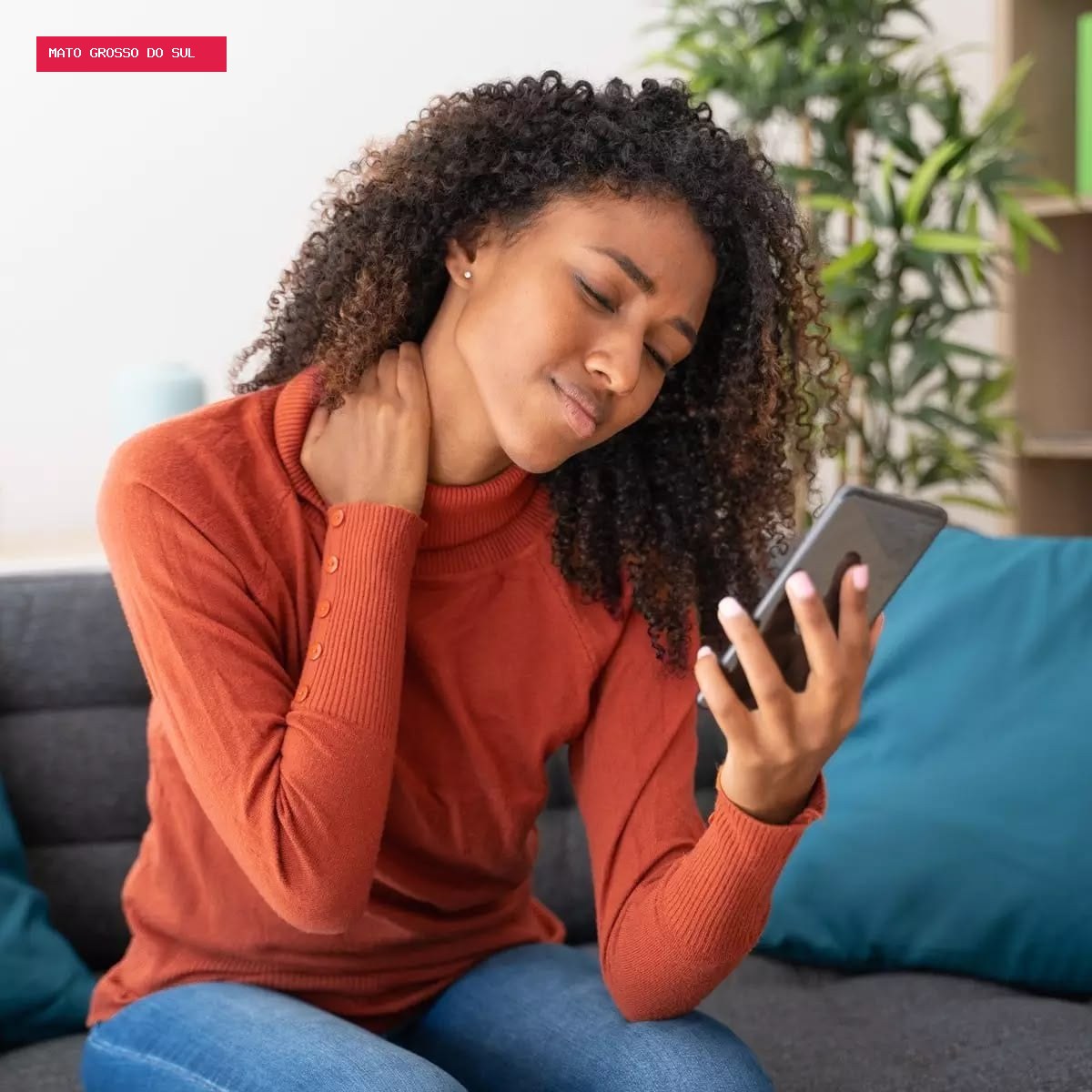 Uso prolongado do celular pode causar dores no pescoço, ombros e costas
