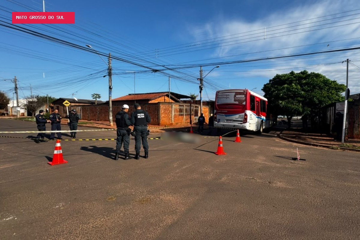Motociclista morre após avançar placa de 'pare' e ser atingido por ônibus em Campo Grande