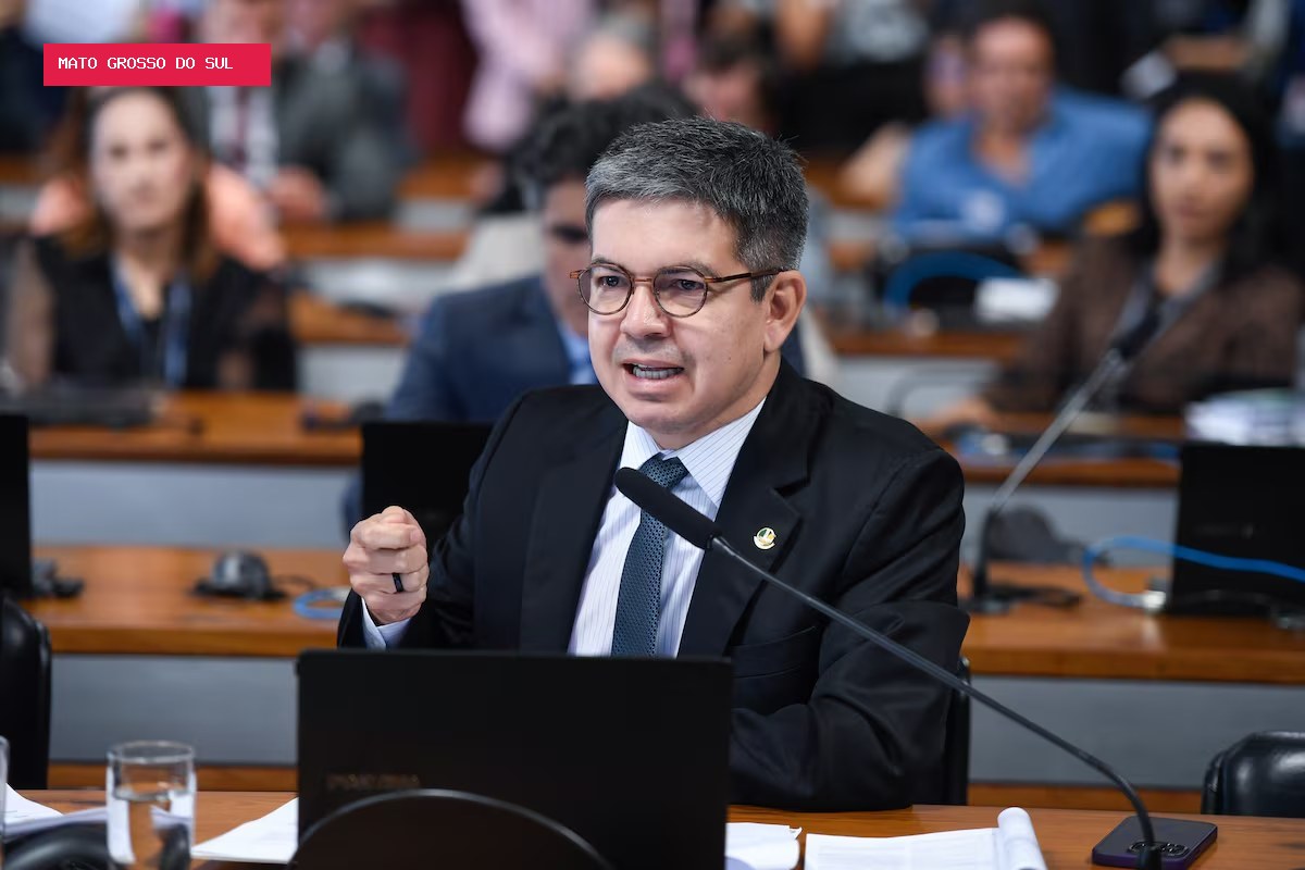 Randolfe propõe código de ética e quarentena para ministros do STF