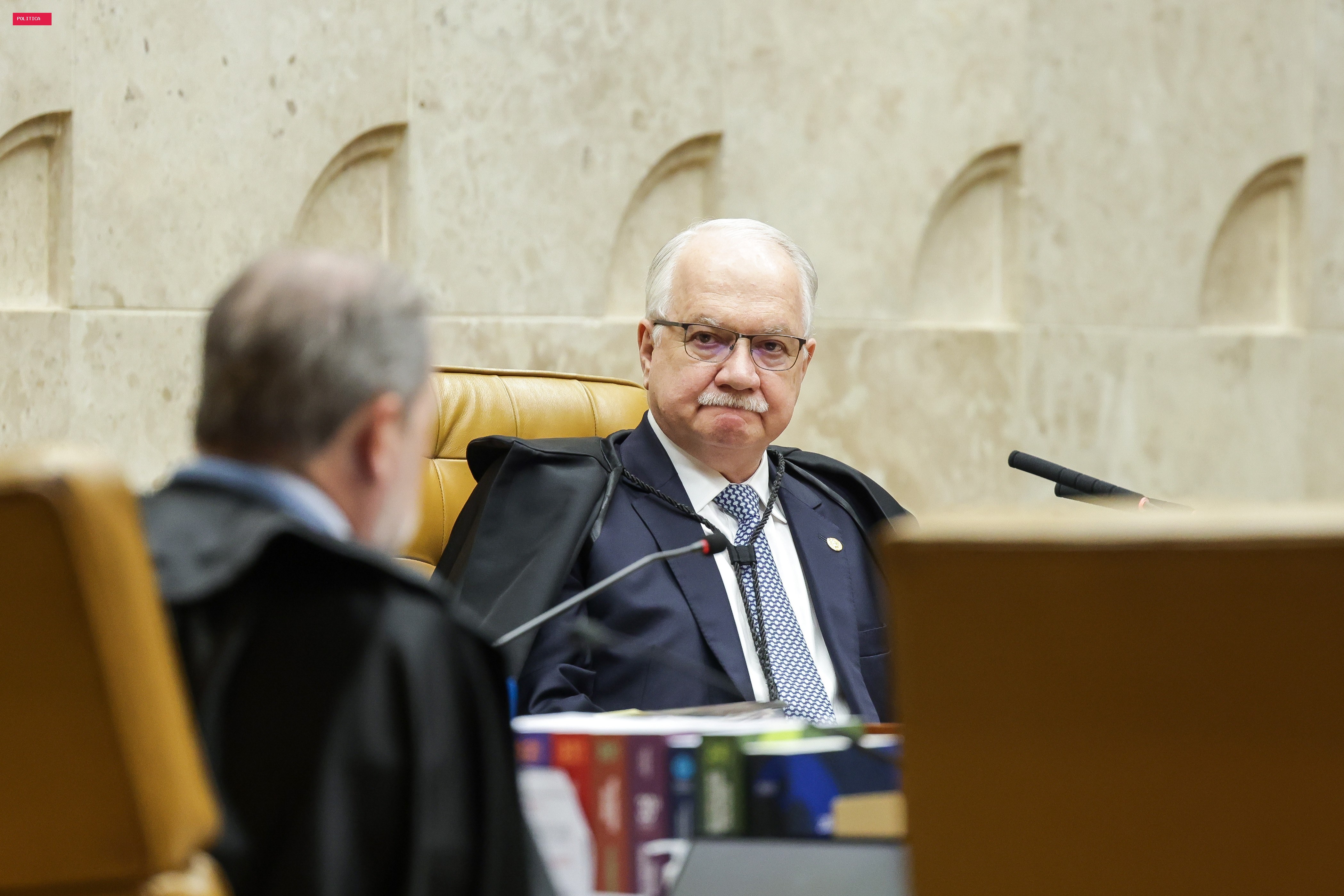 Fachin dá 72 horas para Mendonça se manifestar sobre pedido da AGU para suspender afastamento do diretor da