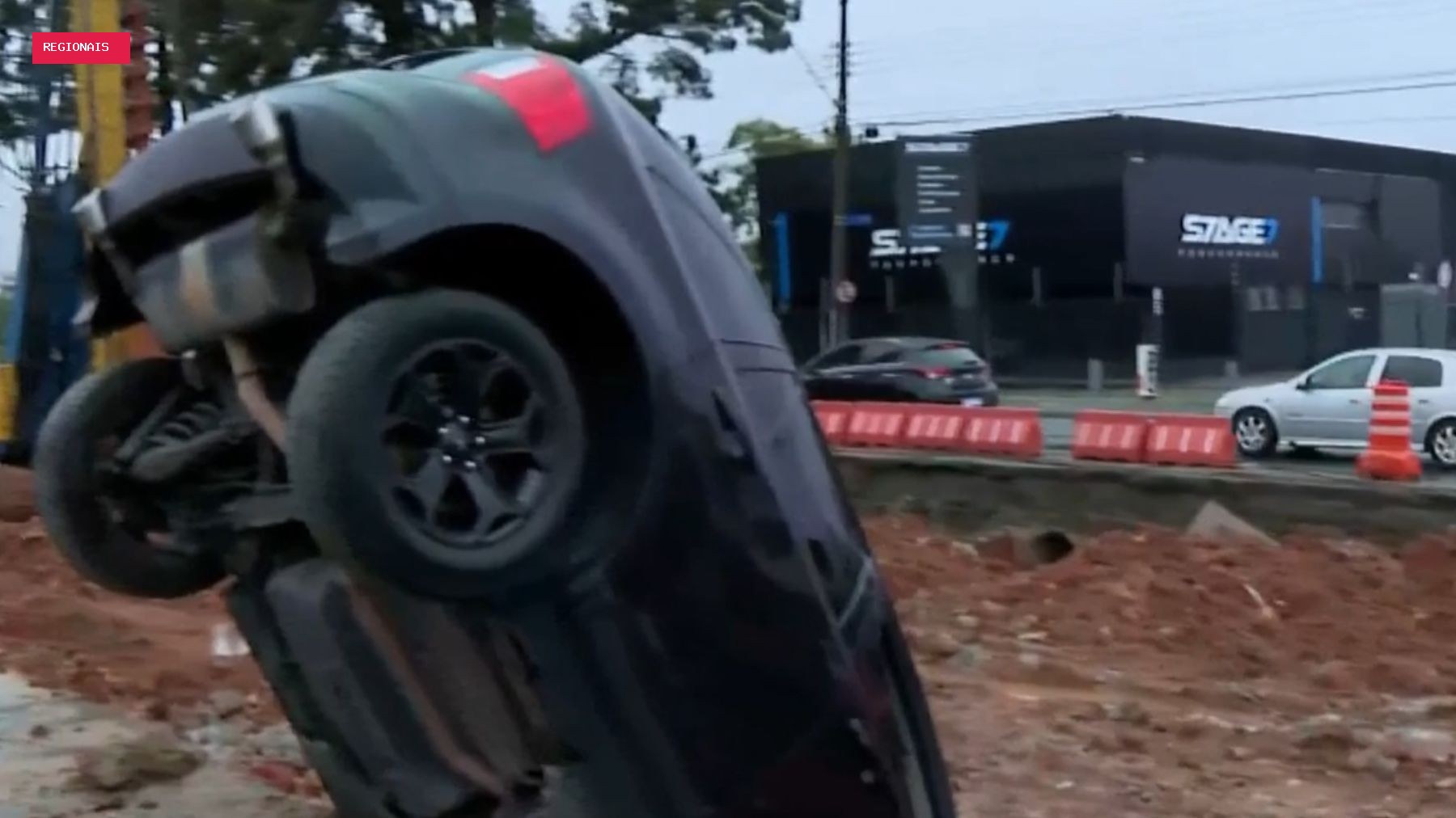 Carro invade bloqueio, cai em escavação de obra em Curitiba e motorista não é encontrado