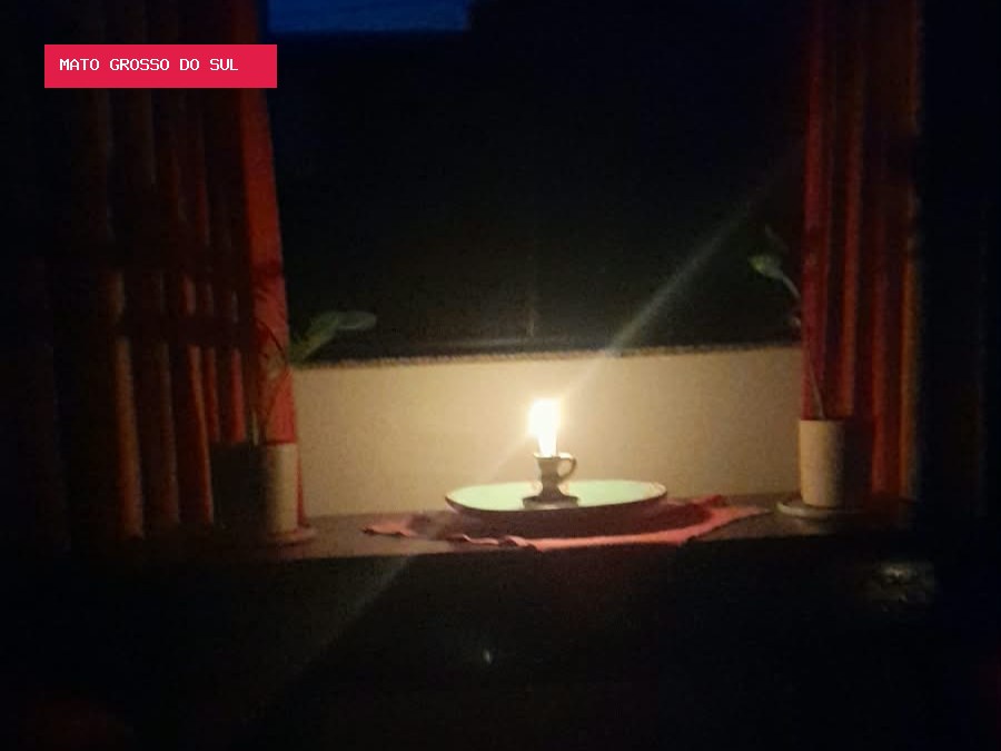 Moradores improvisam para enfrentar 24 horas sem energia