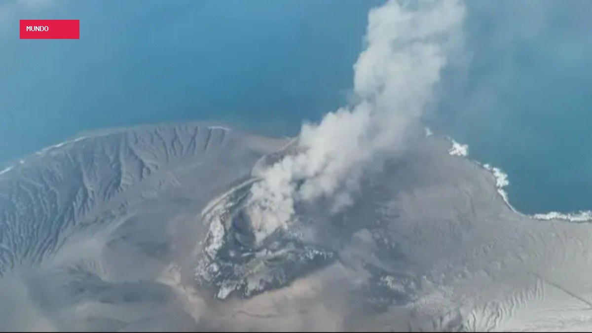 Vulcão 'filhote do Krakatoa' entra em erupção na Indonésia, afeta voos na Ásia e deixa 150 mil passageiros