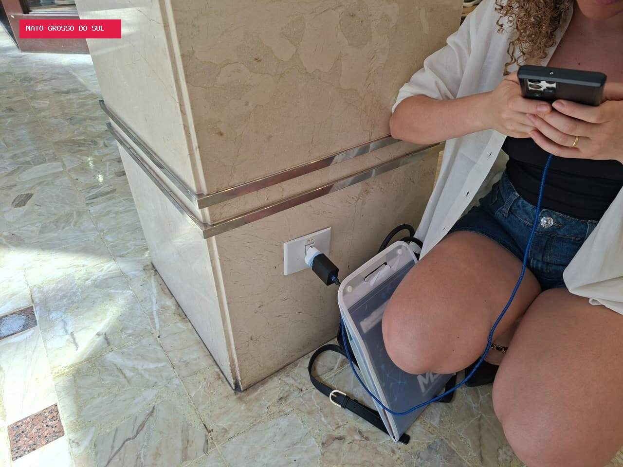 Sem energia há 20 horas, moradores buscam shopping para carregar celulares