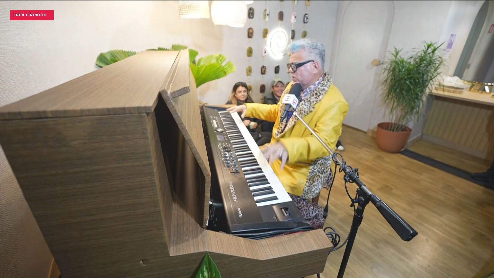 Milton John? Elton Cunha? Apresentador faz sucesso no Rock in Rio por semelhança com astro