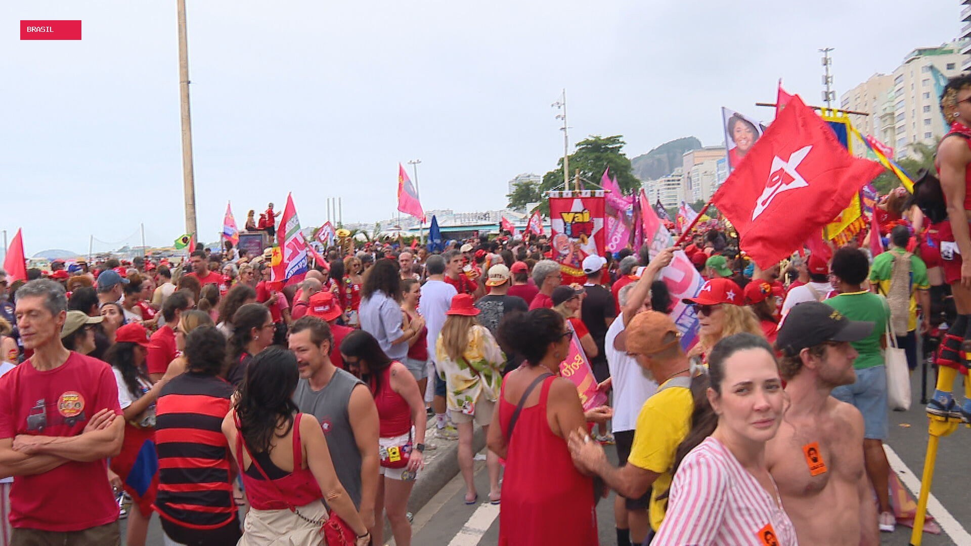 'CarnaLula': apoiadores de Lula fazem ato em Copacabana
