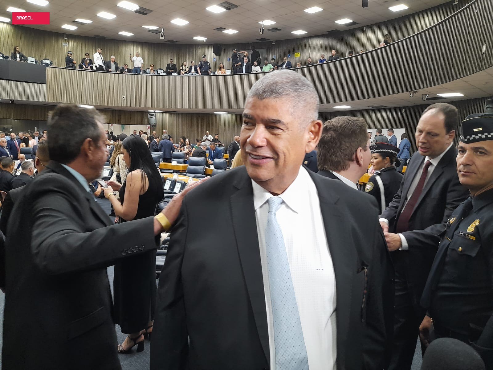 Considerado foragido, Milton Leite diz que é inocente, está em viagem e que vai se apresentar em até 24