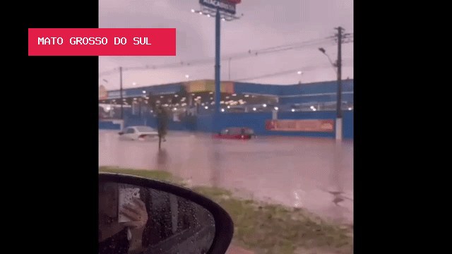 Temporal alaga Avenida Gunter Hans e deixa carros parcialmente submersos
